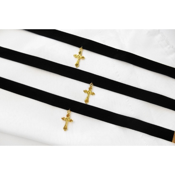 New Velvet Cross Choker - Picture 7 of 8